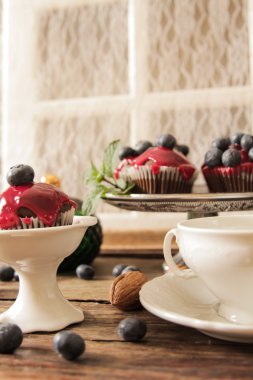 çilek ve böğürtlen kahvaltı için çörek