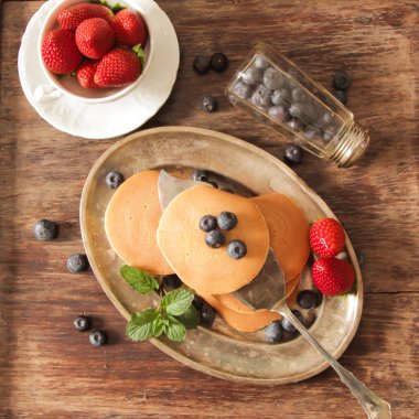 çilek ve böğürtlen Kahvaltıda krep