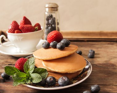 çilek ve böğürtlen Kahvaltıda krep