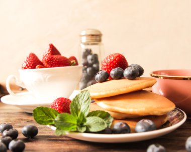 çilek ve böğürtlen Kahvaltıda krep