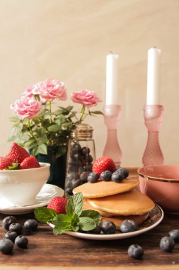 çilek ve böğürtlen Kahvaltıda krep