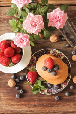 çilek ve böğürtlen Kahvaltıda krep