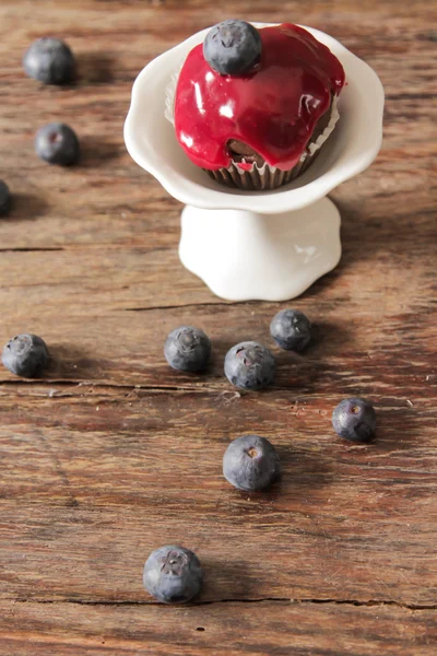 Muffins with strawberries and blueberries for breakfast — Stock Photo, Image