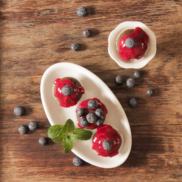 草莓和蓝莓的早餐松饼 — 图库照片