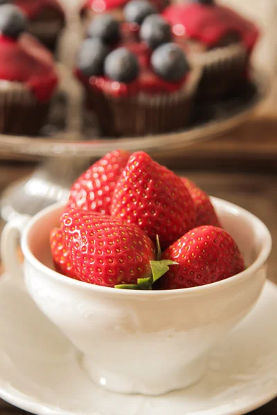 Muffins with strawberries and blueberries for breakfast — Stock Photo, Image