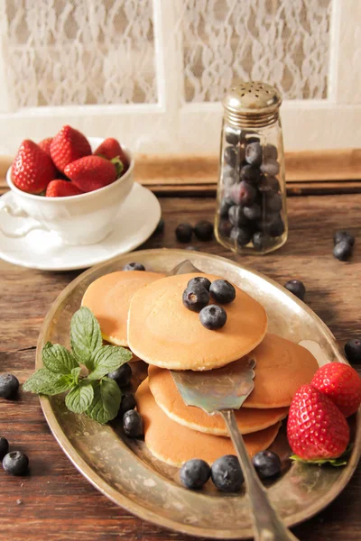 Pancake dengan stroberi dan blueberry untuk sarapan — Stok Foto