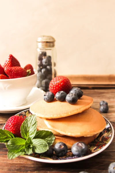 Pancake dengan stroberi dan blueberry untuk sarapan — Stok Foto