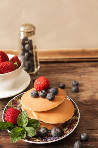 Pancake dengan stroberi dan blueberry untuk sarapan — Stok Foto