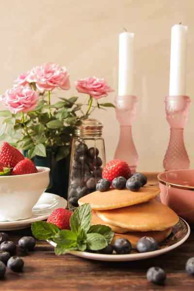 Tortitas con fresas y arándanos para el desayuno — Foto de Stock