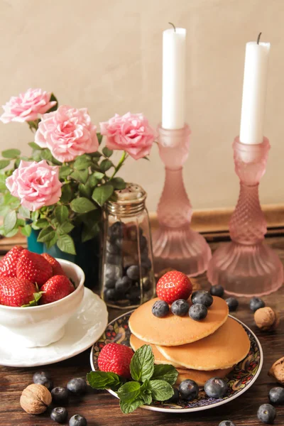 Frittelle con fragole e mirtilli a colazione — Foto Stock