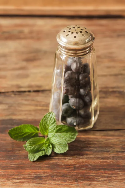 Blueberry dalam botol kaca dengan daun mint — Stok Foto