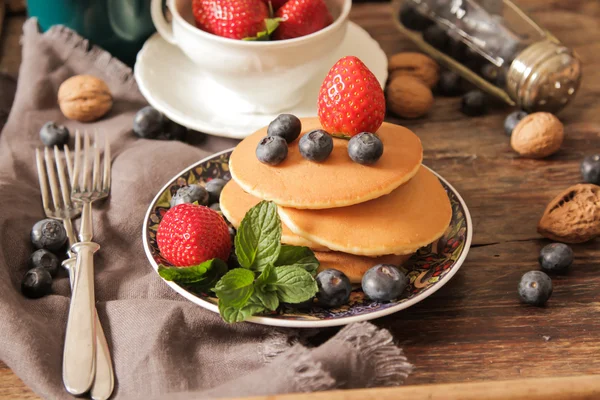 Pancake dengan stroberi dan blueberry untuk sarapan — Stok Foto