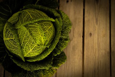 Öğle yemeği için bahçesinden yeşil lahana