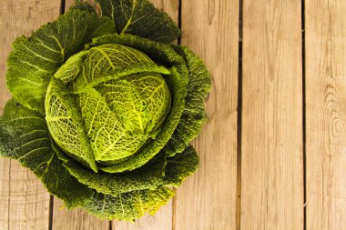 Öğle yemeği için bahçesinden yeşil lahana