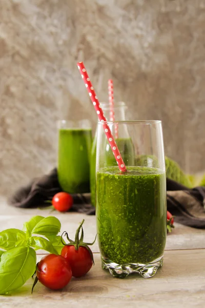 Ispanak bir diyet için yeşil smoothies — Stok fotoğraf