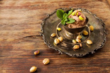 Çikolatalı dondurma ile nane bir kapta