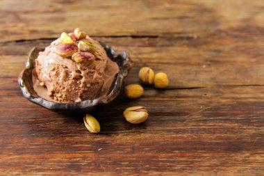 Çikolatalı dondurma ile nane bir kapta