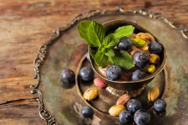 Çikolatalı dondurma ile nane bir kapta