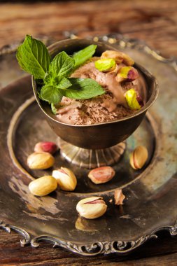 Çikolatalı dondurma ile nane bir kapta