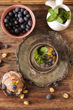 Çikolatalı dondurma ile nane bir kapta