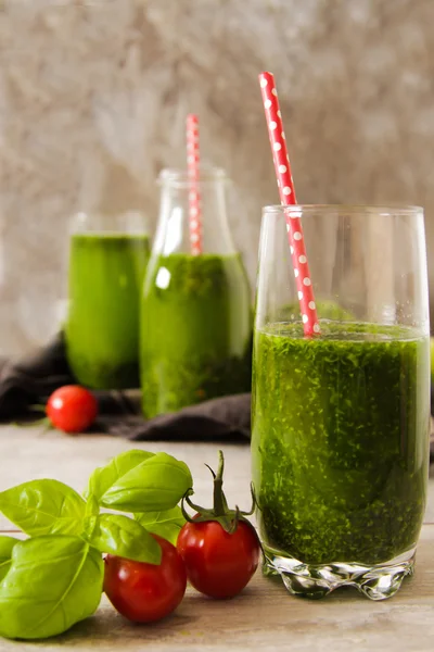 Ispanak bir diyet için yeşil smoothies — Stok fotoğraf