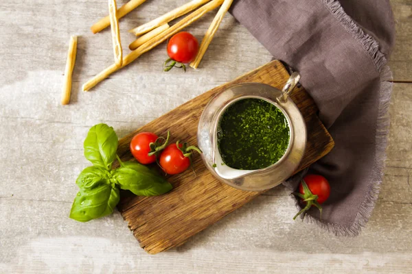 Pesto italiano con tomates en un bote de salsa —  Fotos de Stock