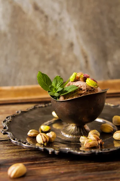 Gelato al cioccolato con menta in ciotola — Foto Stock