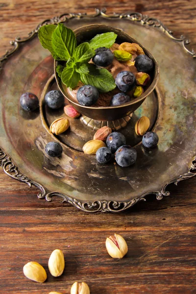 Gelato al cioccolato con menta in ciotola — Foto Stock