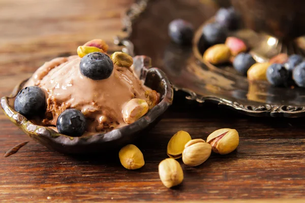 Gelato al cioccolato con menta in ciotola — Foto Stock