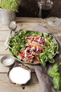 tatlı patates havuç ve lahana ile fırında pişmiş