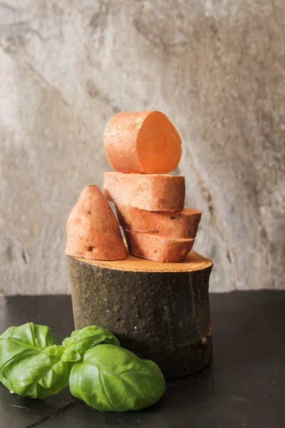 Batatas frescas rebanadas con un cuchillo —  Fotos de Stock