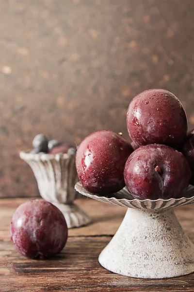 Ciruela con arándanos maduros bayas a dieta —  Fotos de Stock