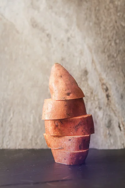 Batatas frescas rebanadas con un cuchillo — Foto de Stock