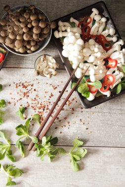 Japon yemekleri tarzı. shimeji mantar biber ve marul.