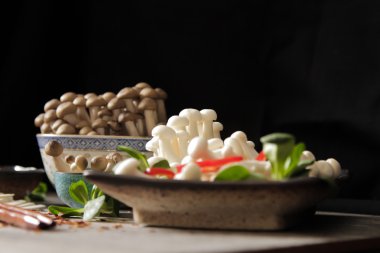 Japon yemekleri tarzı. Udon erişte shimeji mantar ile.