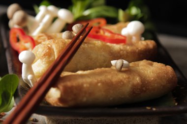 Japon yemekleri tarzı. Kızarmış sebze ve dolgu ile böreği