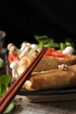 Japon yemekleri tarzı. Kızarmış sebze ve dolgu ile böreği