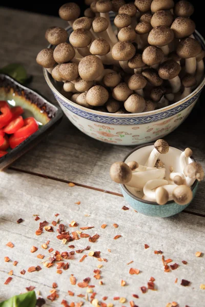 Estilo de comida japonesa. champiñones shimeji con pimientos y lechuga . —  Fotos de Stock