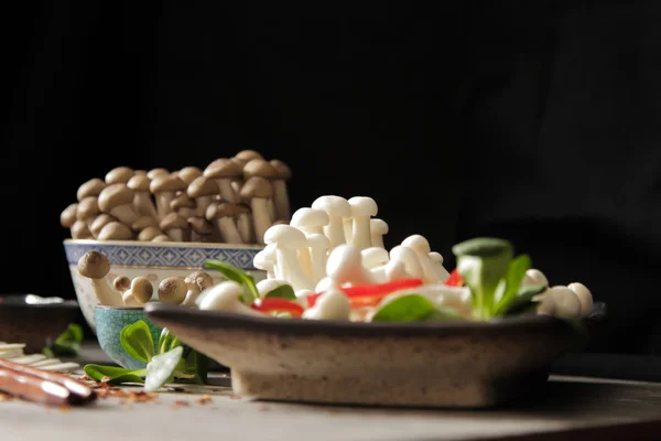 Japoński żywności stylu. makaron Udon z grzyby shimeji. — Zdjęcie stockowe