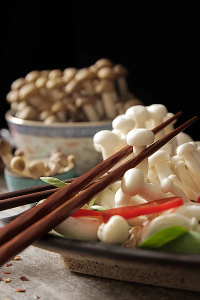 Japoński żywności stylu. grzyby shimeji z papryką i sałatą. — Zdjęcie stockowe