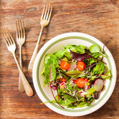 akşam yemeği için salata domates ve turp lahanası