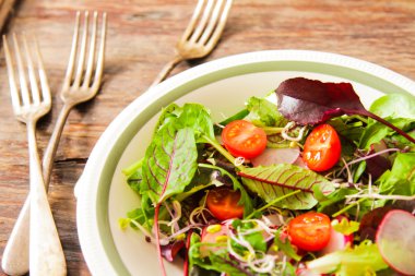 akşam yemeği için salata domates ve turp lahanası