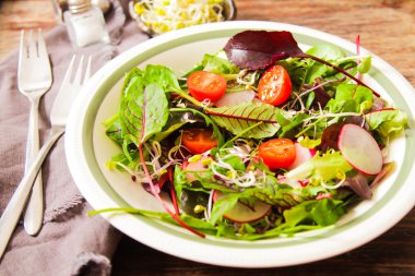 akşam yemeği için salata domates ve turp lahanası