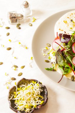 akşam yemeği için salata domates ve turp lahanası