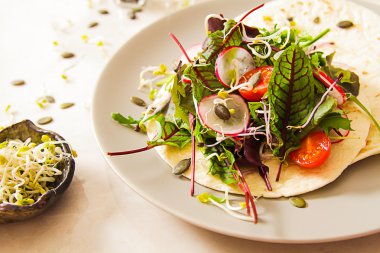 akşam yemeği için salata domates ve turp lahanası