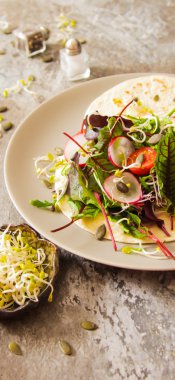 akşam yemeği için salata domates ve turp lahanası