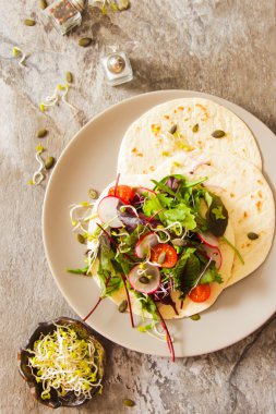 akşam yemeği için salata domates ve turp lahanası