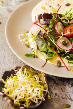 akşam yemeği için salata domates ve turp lahanası