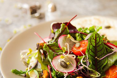 akşam yemeği için salata domates ve turp lahanası