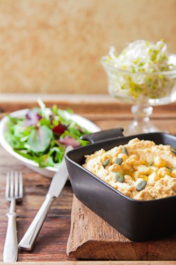 Klasik humus plaka ve pide ekmek maydanoz ile